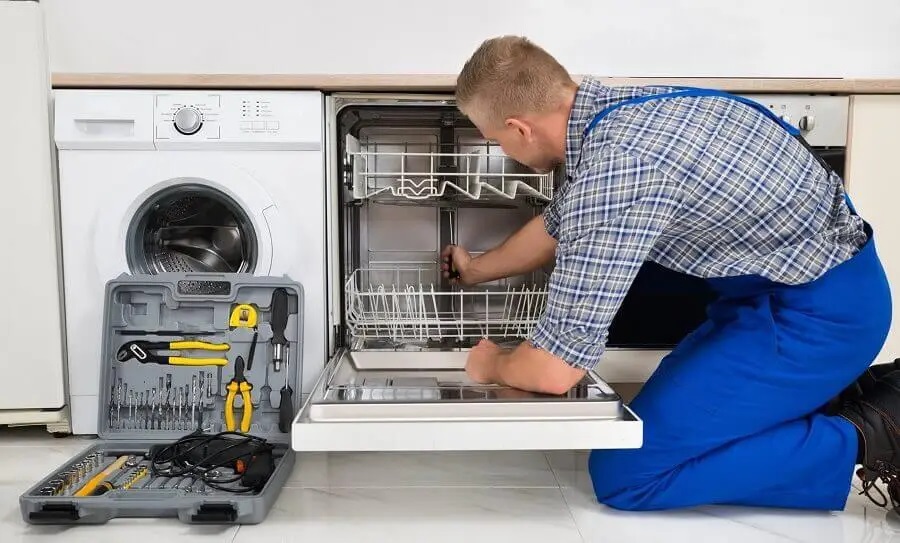 Hendek Smeg servisi teknisyen ekibi beyaz eşya tamiri yaparken
